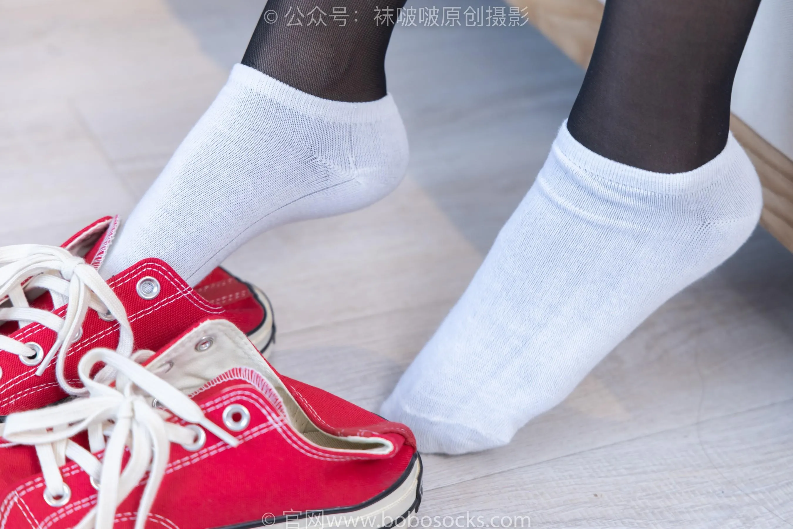 [BoBoSocks袜啵啵]NO.208 小沫-红色匡威板鞋、短筒白棉袜、黑丝[24] [45P]插图2